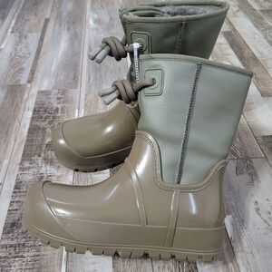 New UGG Raincloud olive green boots size 9